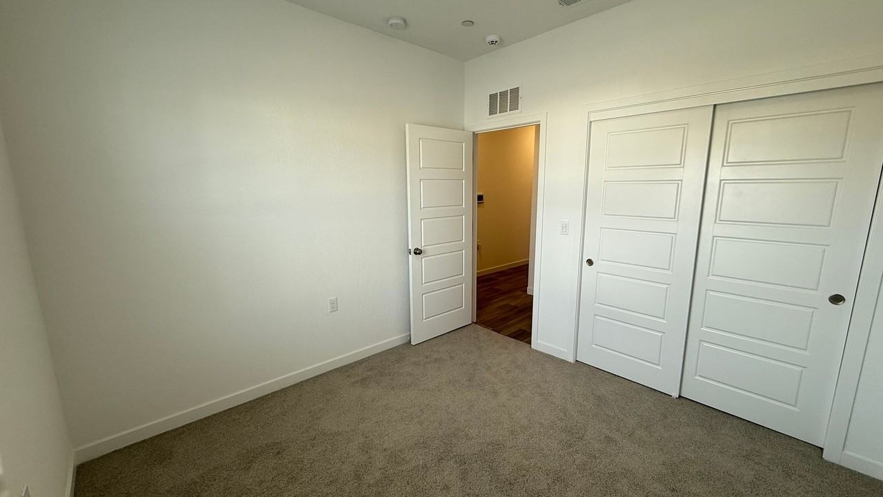 1024 Deerhorn Dr W - Photo 3 of 25