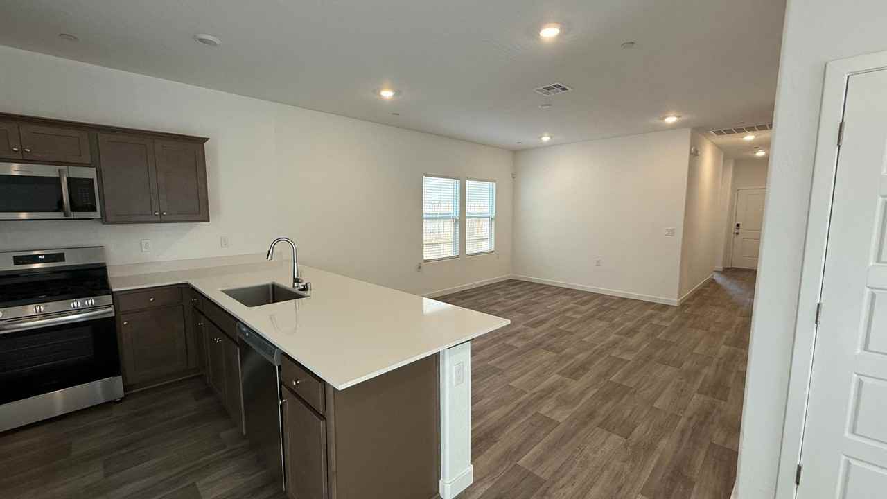 1024 Deerhorn Dr W - Photo 5 of 25