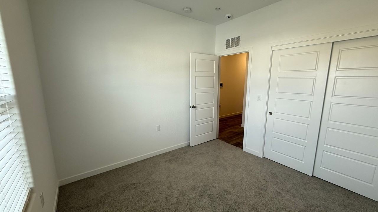 1024 Deerhorn Dr W - Photo 6 of 25