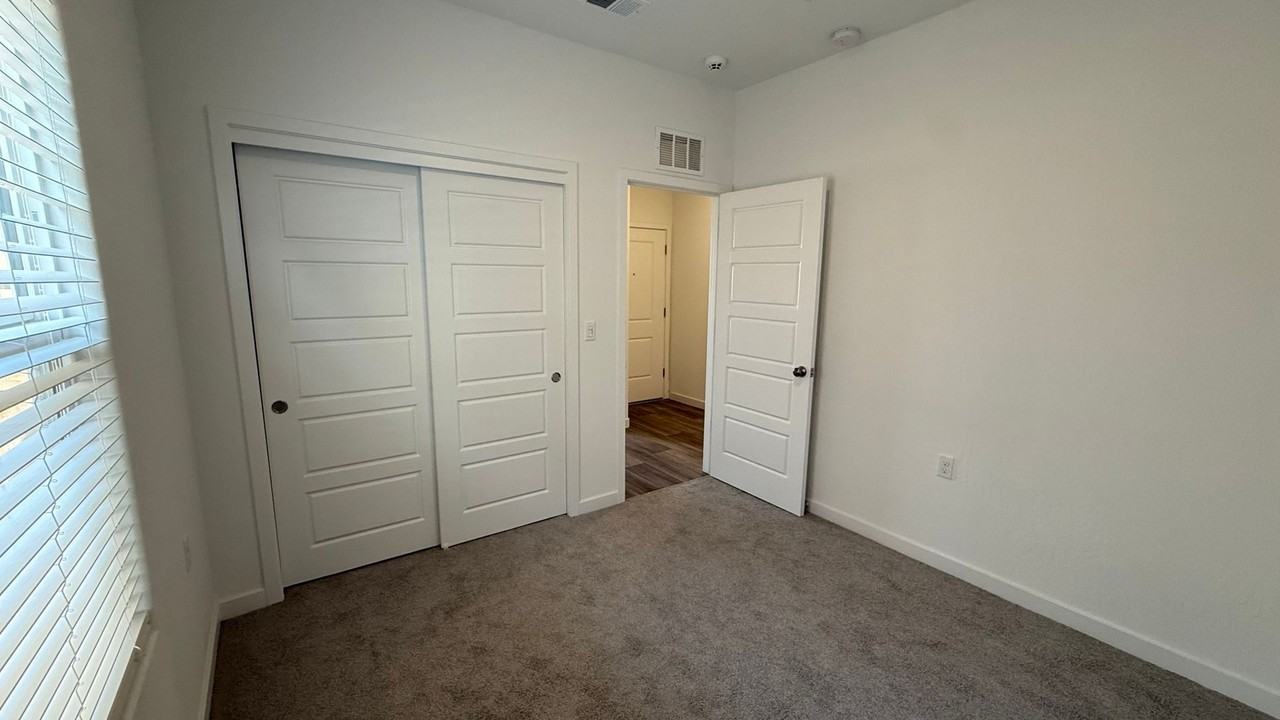 1024 Deerhorn Dr W - Photo 7 of 25