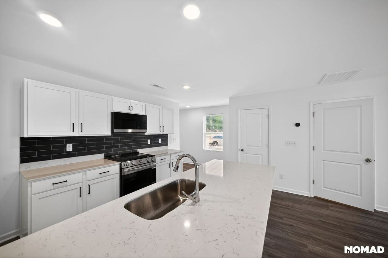 2401 Brookville Dr - Photo 7 of 33