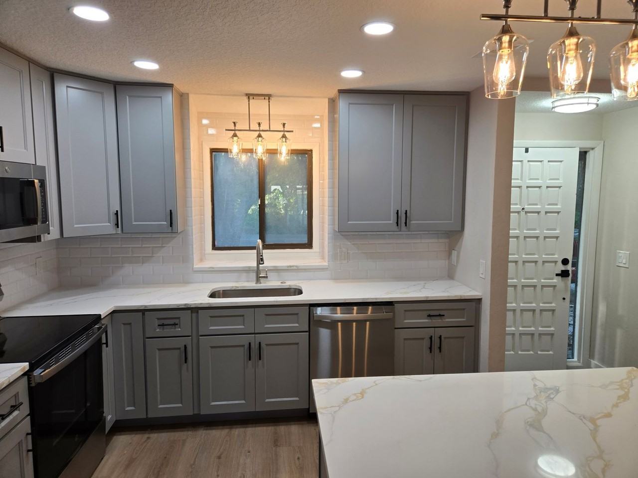 805 N Clake St - Photo 3 of 16