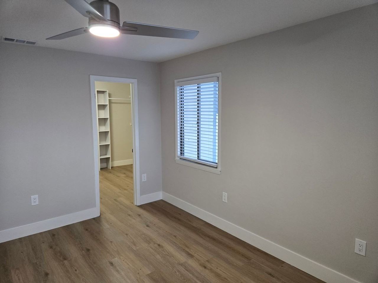 805 N Clake St - Photo 4 of 16