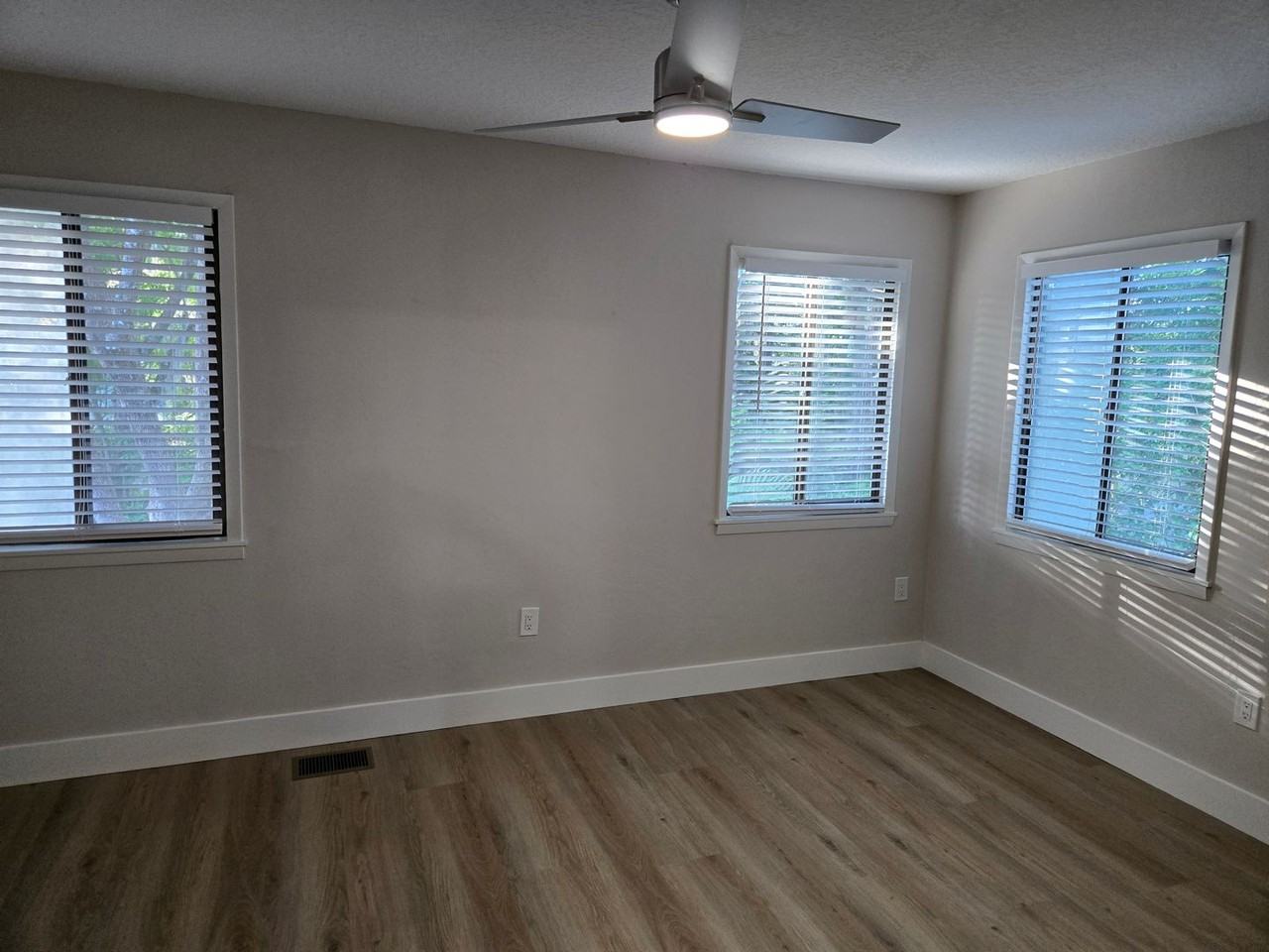 805 N Clake St - Photo 5 of 16