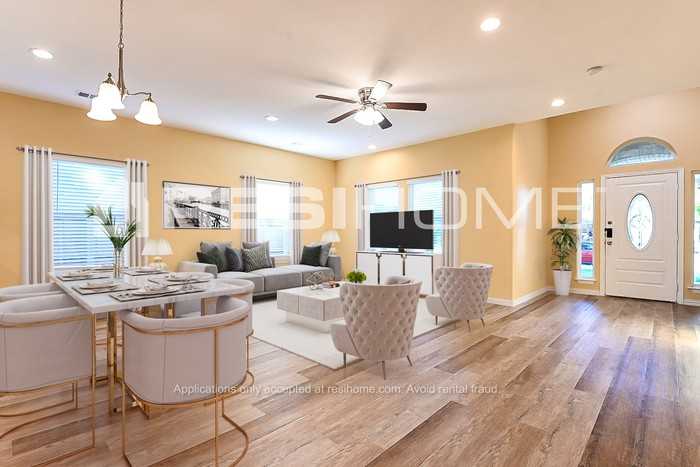 1422 Claude St - Photo 4 of 19