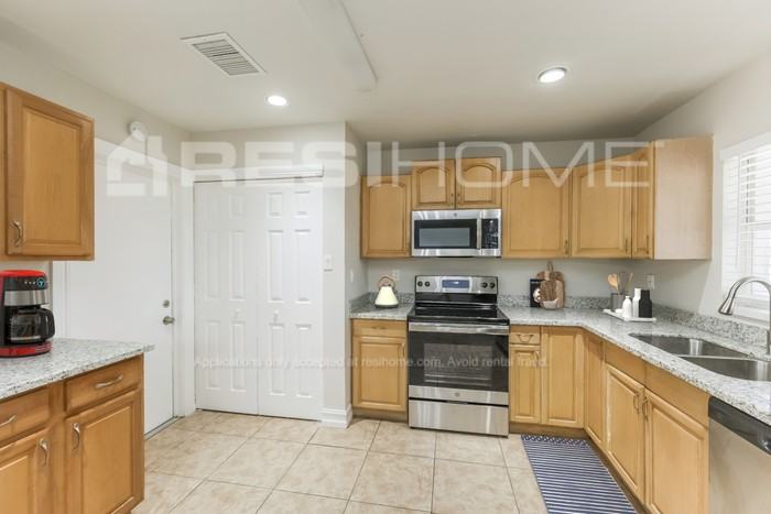 948 Jasmine St - Photo 2 of 17