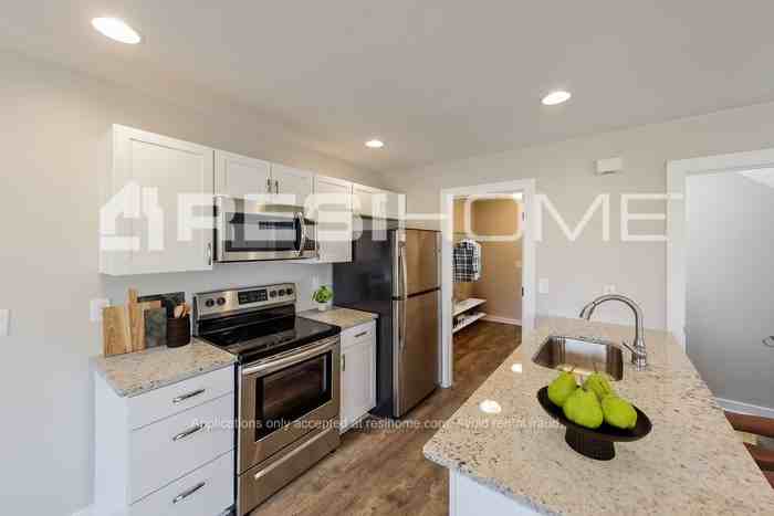 552 9th Ave - Photo 3 of 19