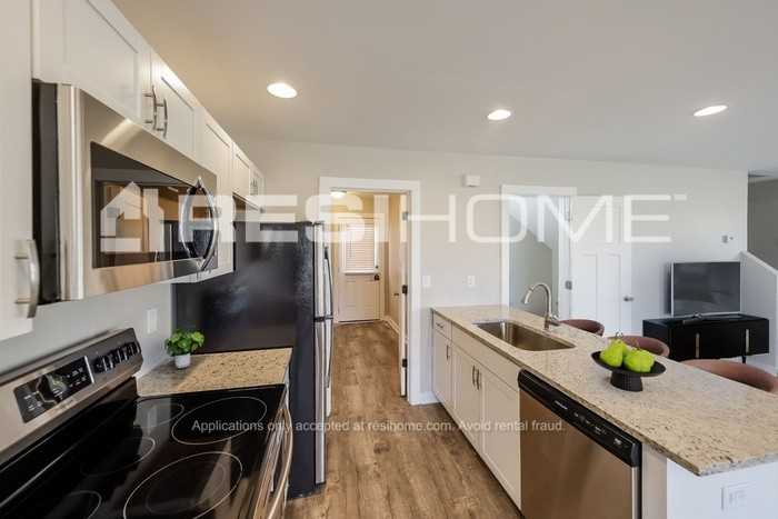 552 9th Ave - Photo 4 of 19