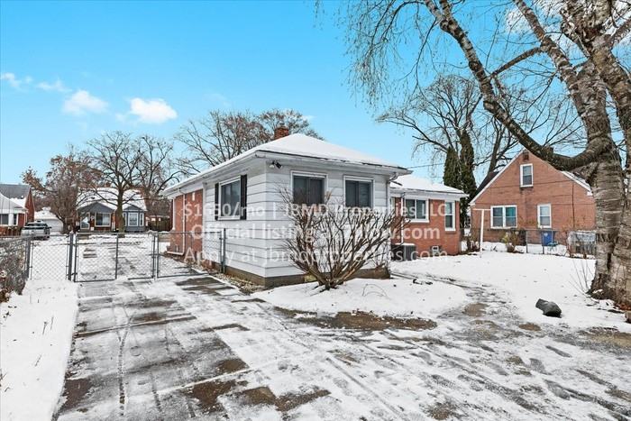 11687 Royal Grand - Photo 4 of 32