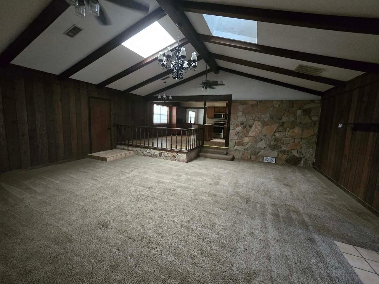 2110 Mckinley St - Photo 5 of 18