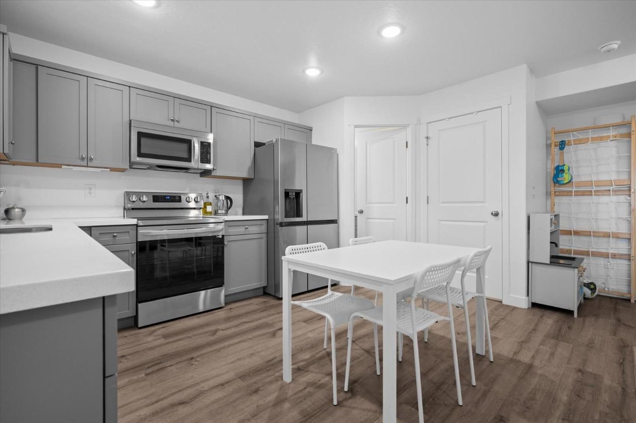 645 Plum Creek Ln - Photo 4 of 20