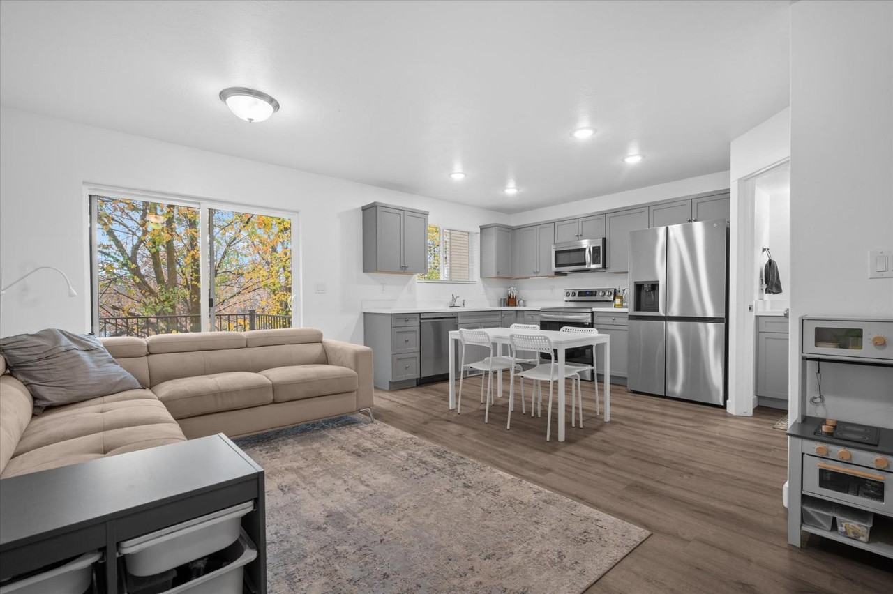 645 Plum Creek Ln - Photo 7 of 20