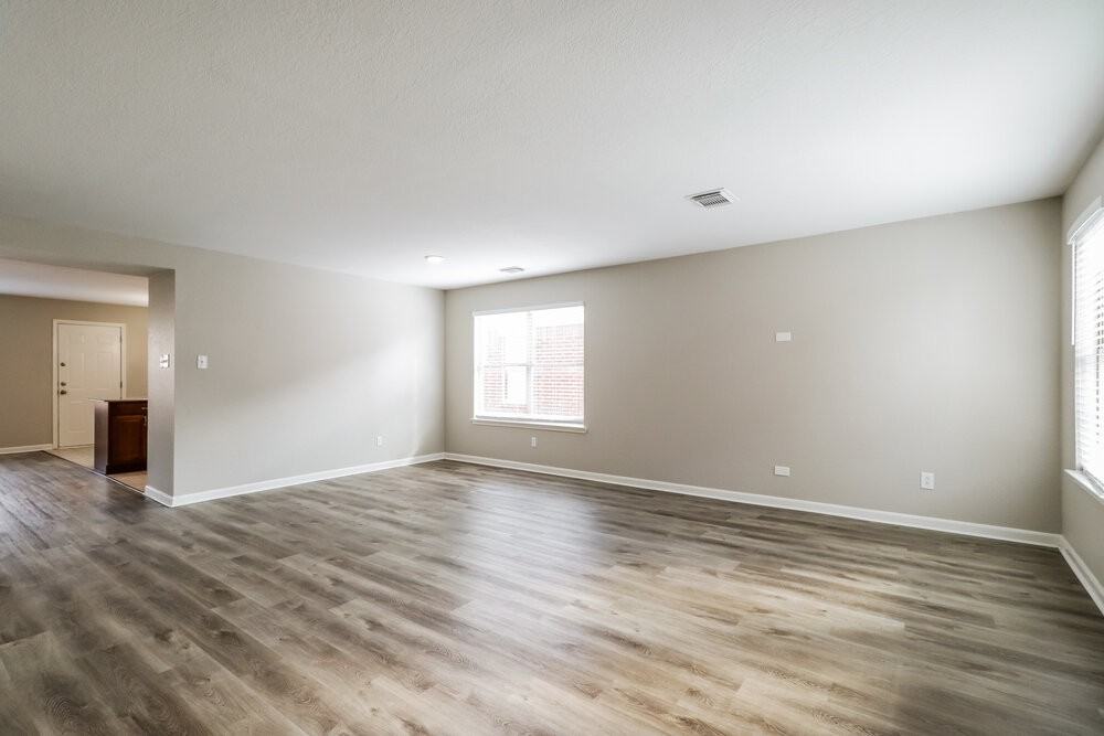 15406 Hensen Creek Dr - Photo 4 of 17