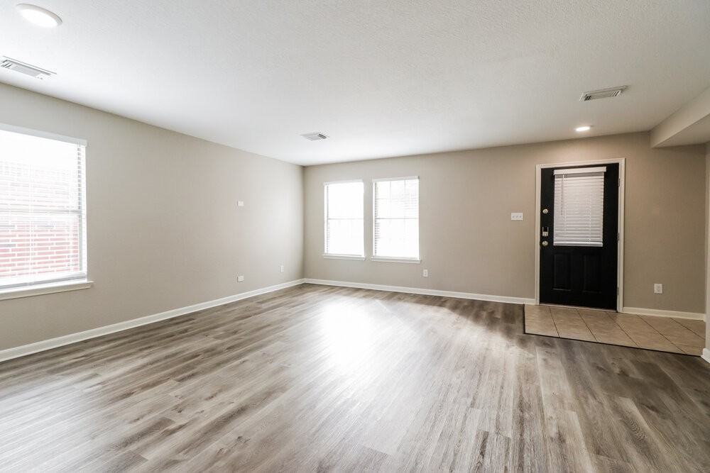 15406 Hensen Creek Dr - Photo 5 of 17