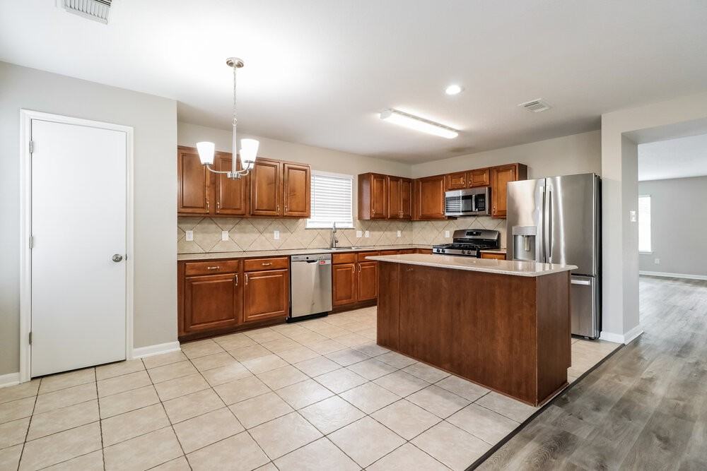 15406 Hensen Creek Dr - Photo 7 of 17