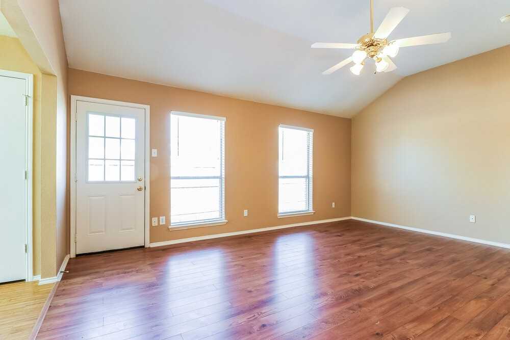 1101 Darren Dr - Photo 4 of 15