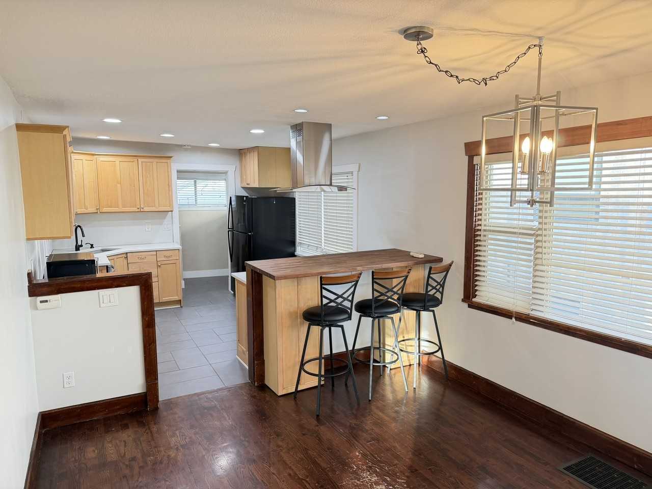 565 E Hollywood Ave - Photo 3 of 32