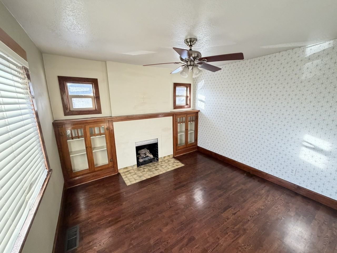 565 E Hollywood Ave - Photo 5 of 32