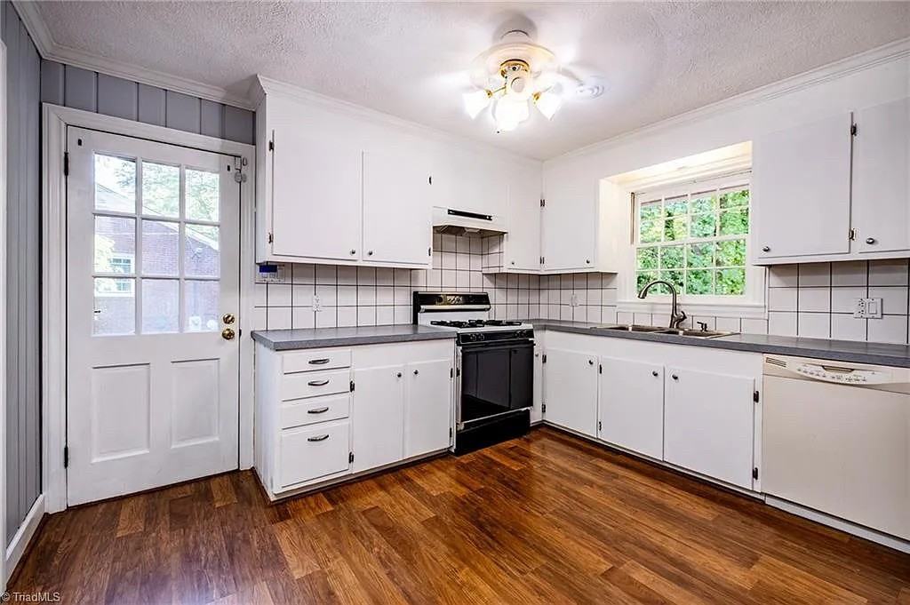 3230 Kinnamon Rd - Photo 2 of 41