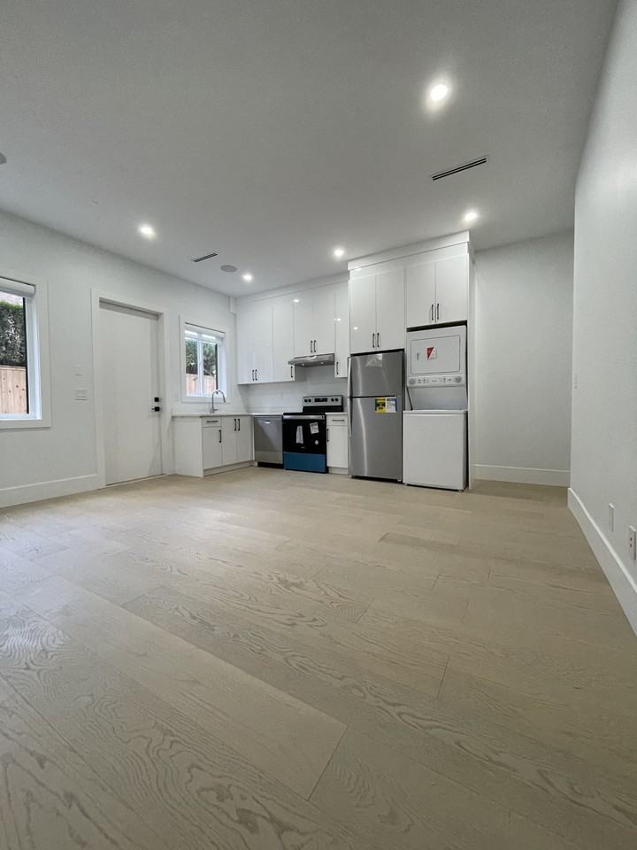 1611 134 St Bsmt #BS - Photo 2 of 12