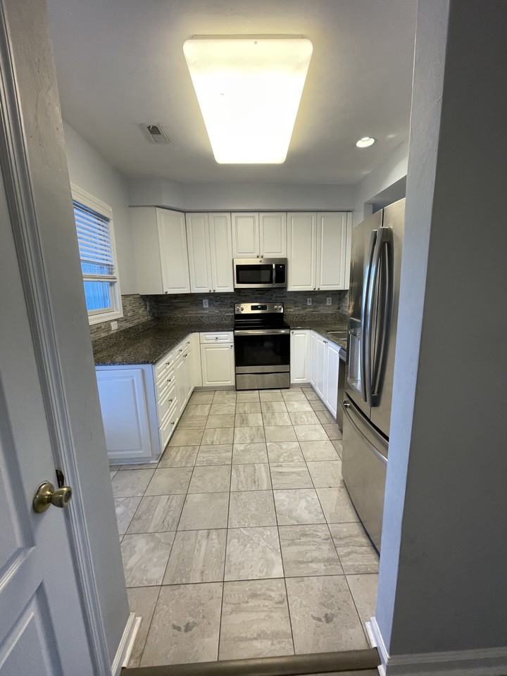 3234 Inlet Shore Ct - Photo 2 of 10