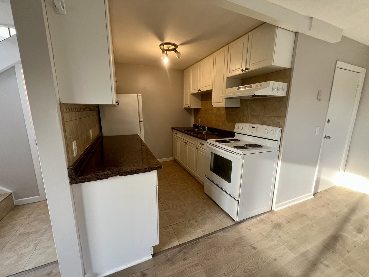 47 Beechwood Cres #B - Photo 3 of 19