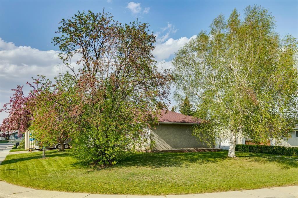 4602 Forman Cres Se #1 - Photo 2 of 11