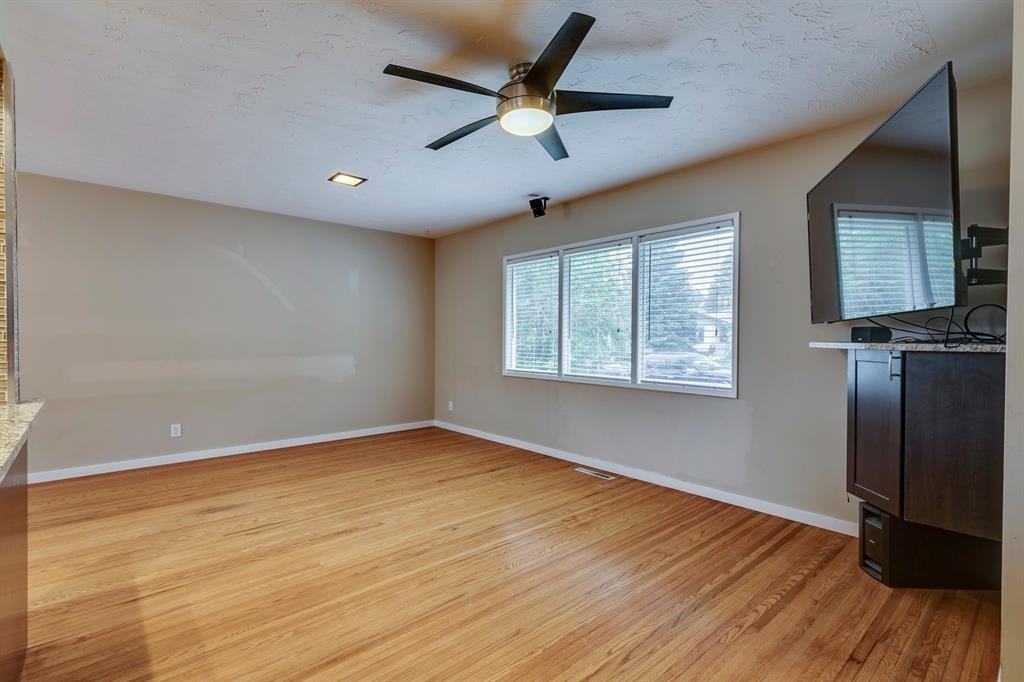 4602 Forman Cres Se #1 - Photo 4 of 11