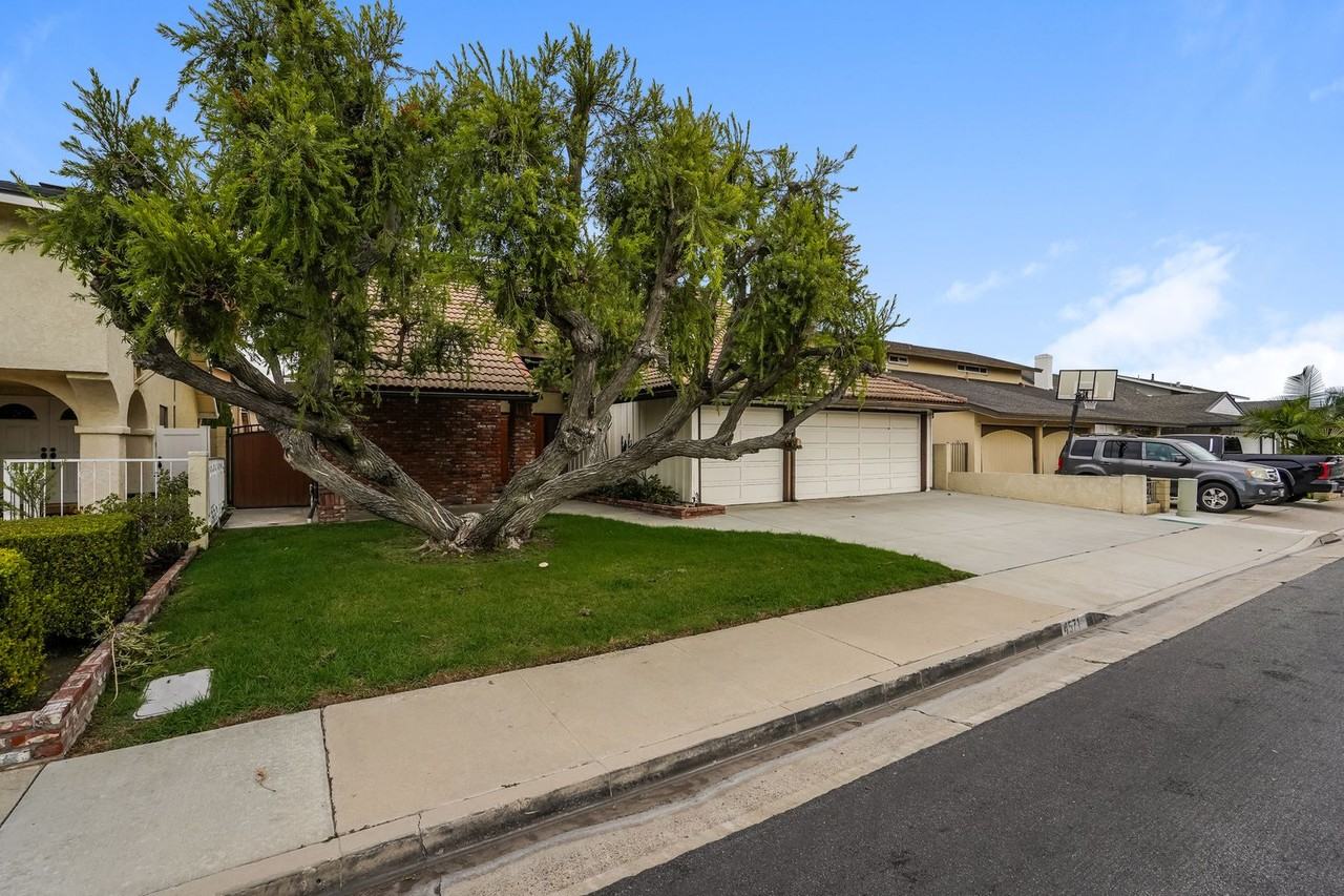 4571 Amberwood Ave - Photo 2 of 50