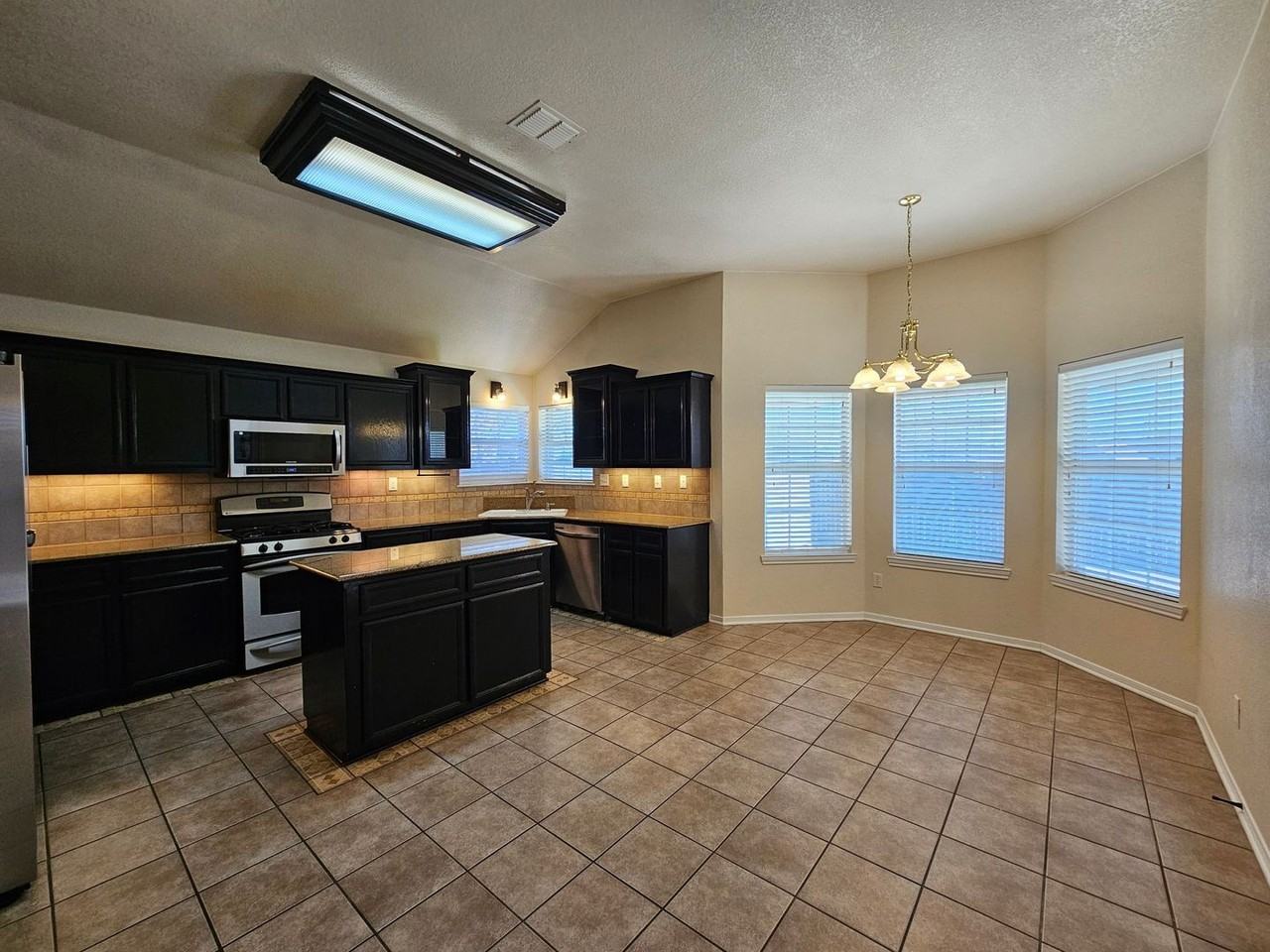 4310 Rosebelle Ave - Photo 3 of 31