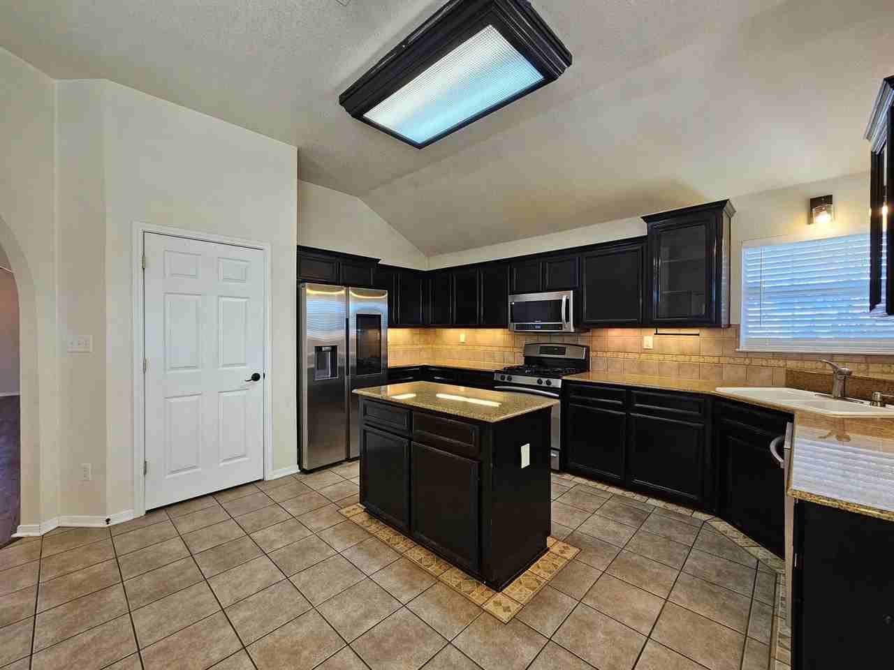 4310 Rosebelle Ave - Photo 7 of 31
