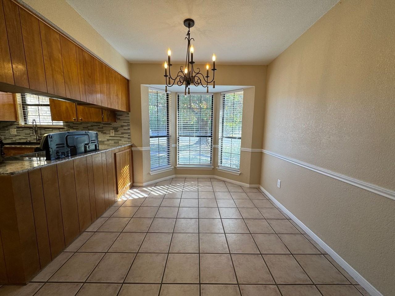 2212 Phyllis Dr - Photo 6 of 27