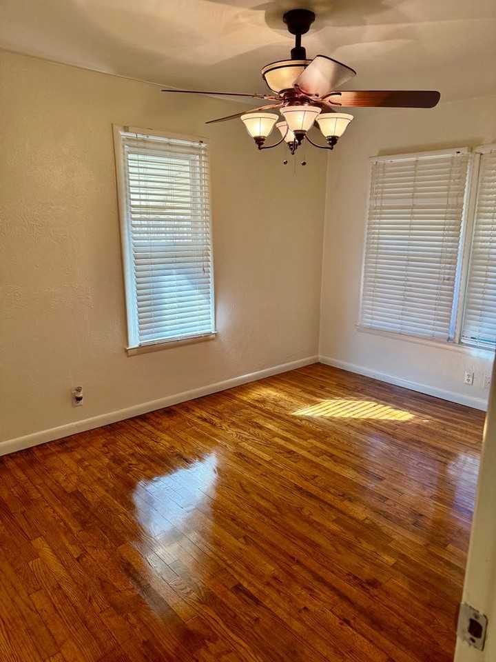 1004 N Ash St - Photo 6 of 10