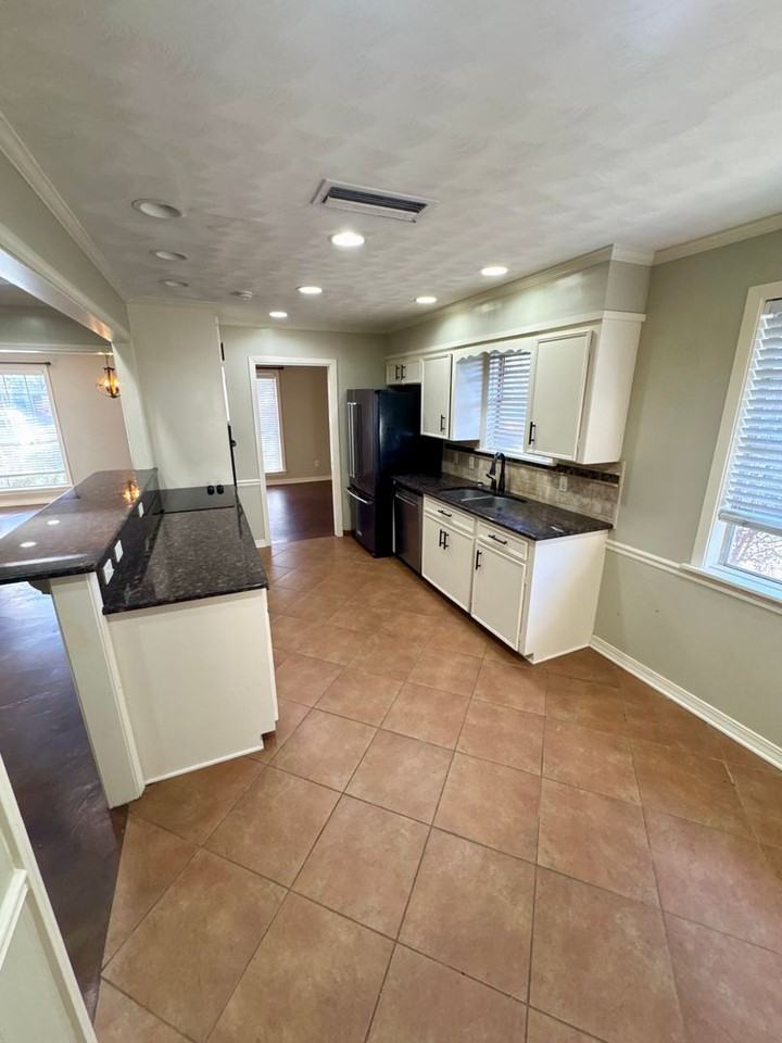 710 Robards St - Photo 3 of 12