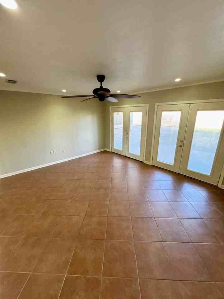 710 Robards St - Photo 5 of 12