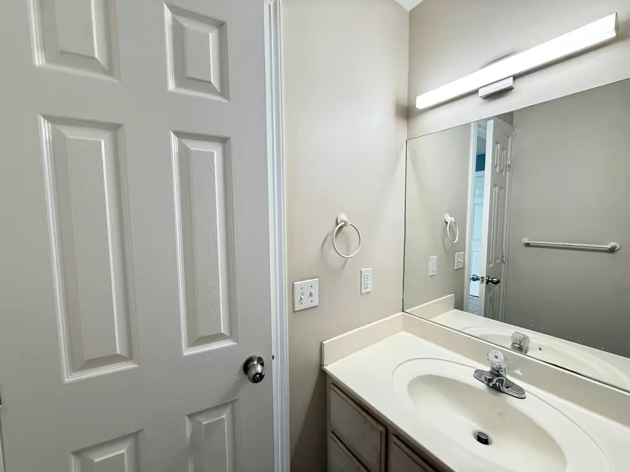 Northwood Apartment - Photo 3 of 11