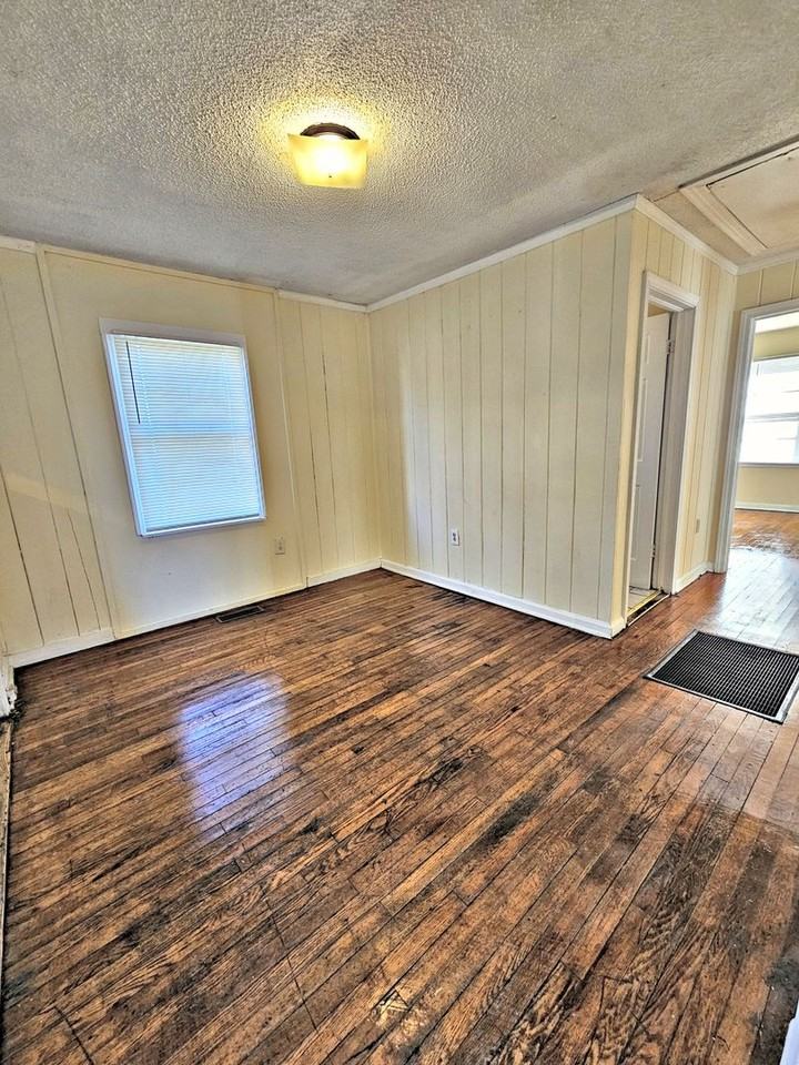 212 10th Ave Nw - Photo 4 of 9