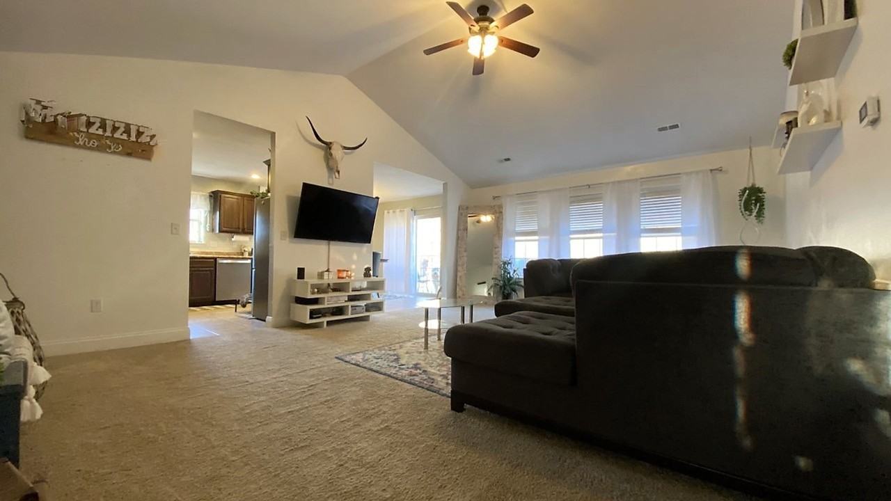 123 Sycamore Dr - Photo 4 of 32