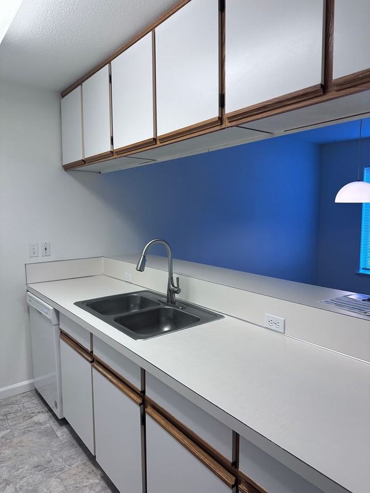 2211 Ne Holliday Ave #2 - Photo 3 of 12