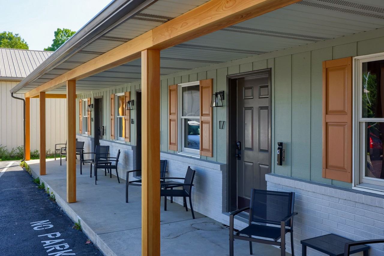 Beautiful Furnished Private Efficiency Suites with Bath for Rent. - Photo 4 of 39