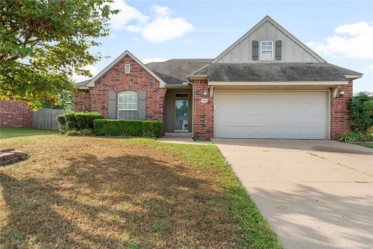 1024 E 146th St S - Photo 2 of 25