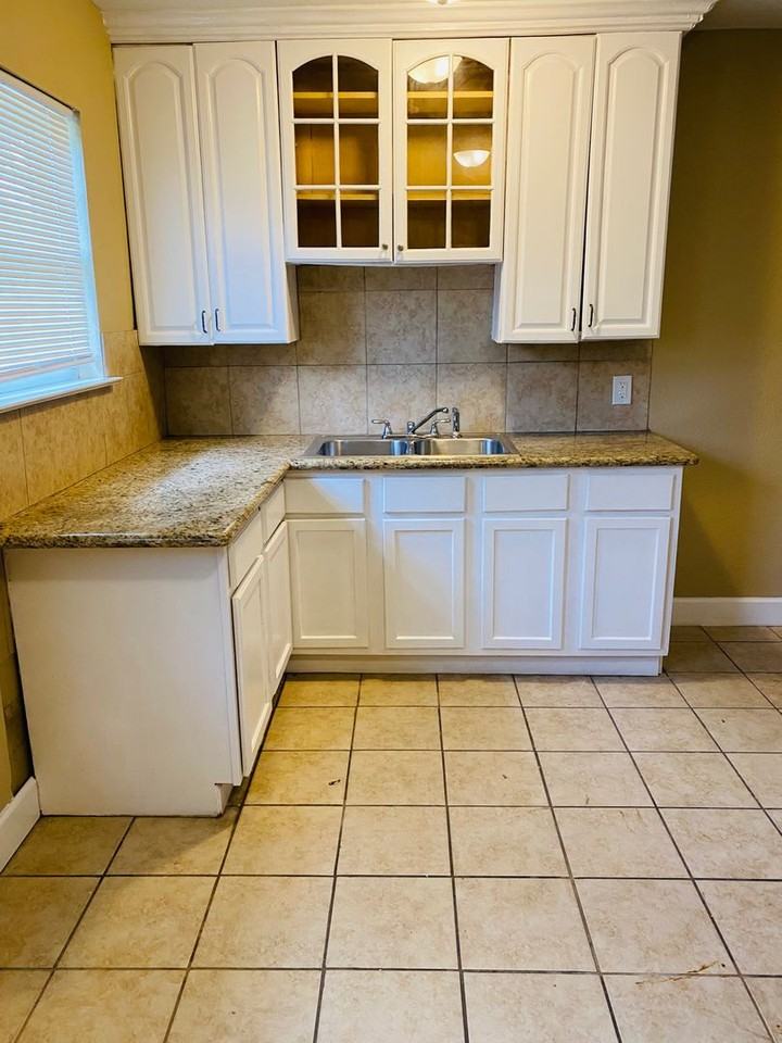 5535 Kenneth Ave - Photo 4 of 11