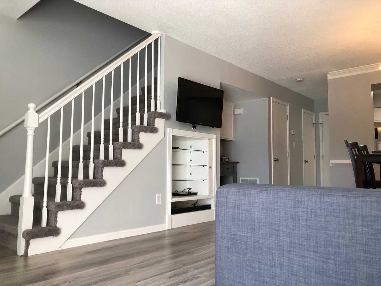 1009 Queens Way - Photo 2 of 24