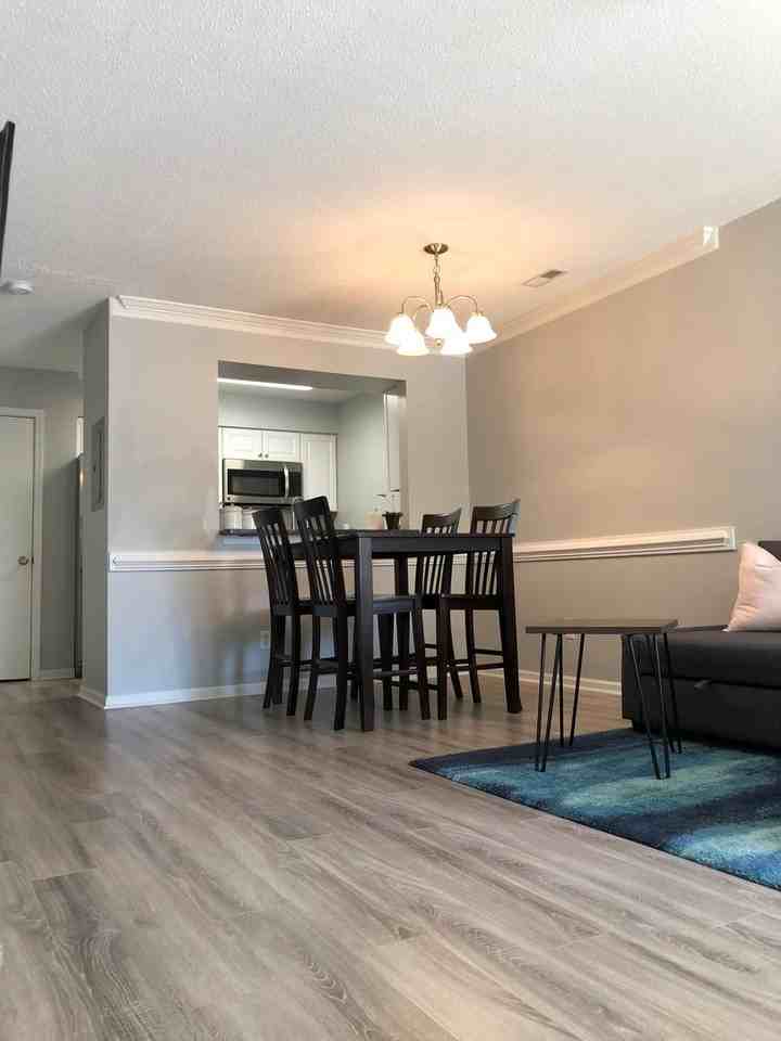 1009 Queens Way - Photo 3 of 24
