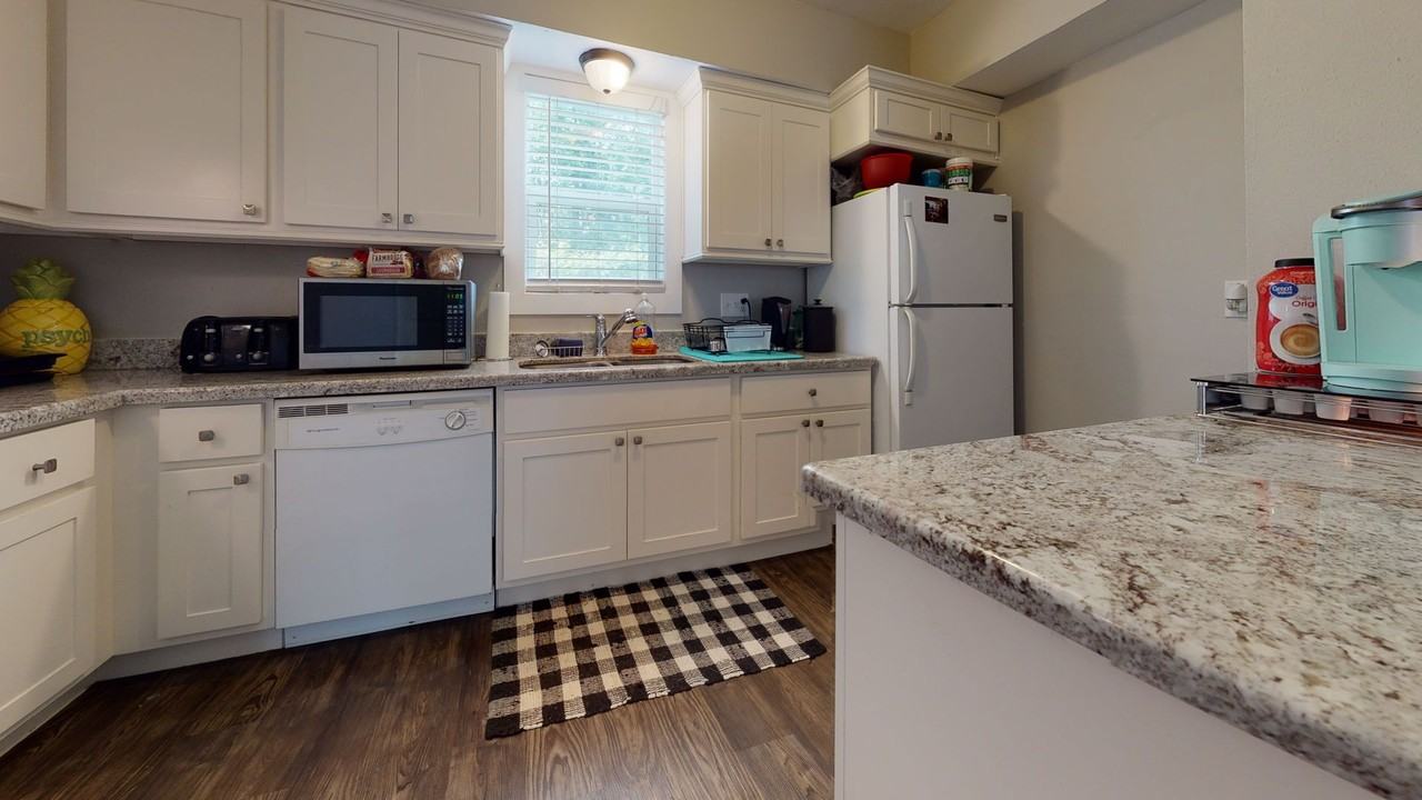 900 Autumn Cir #B - Photo 2 of 6