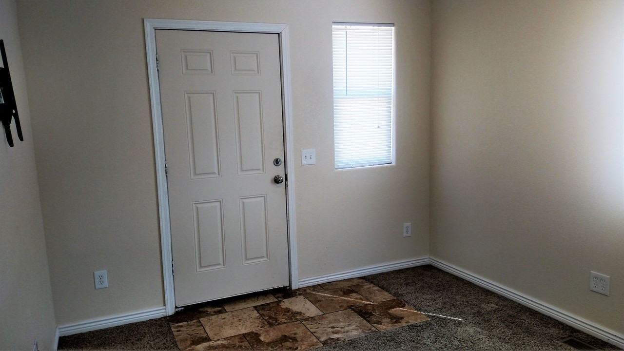 406 E 5th St - Photo 2 of 8