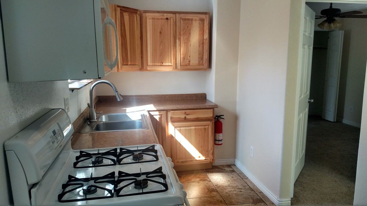 406 E 5th St - Photo 5 of 8