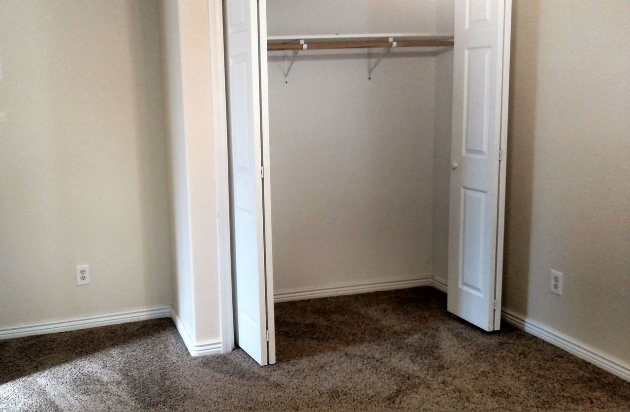 406 E 5th St - Photo 6 of 8