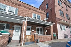 featured image of 1039 E 4th St