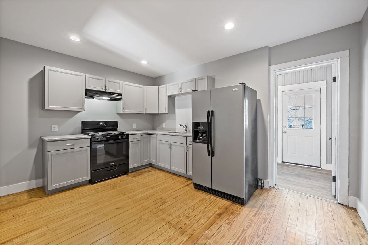 1039 E 4th St - Photo 7 of 25